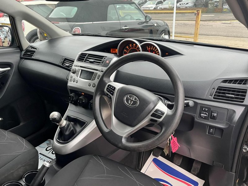 TOYOTA VERSO