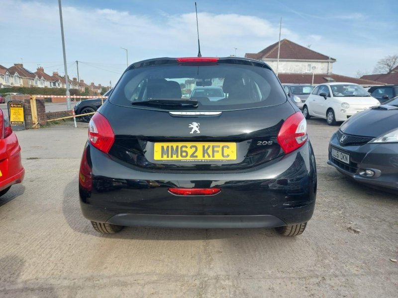 PEUGEOT 208