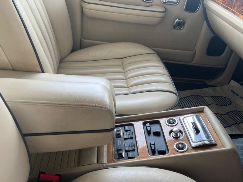 ROLLS-ROYCE SILVER SPIRIT